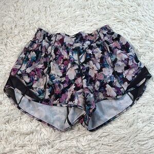 Lululemon Hotty Hot Short II *2.5" Utopia Multi / Deep Phantom
